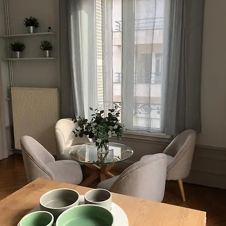 4 People+free Street Parking+cosy Centre Ville Lejlighed